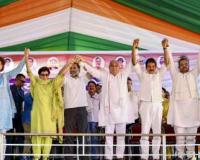 THIS is what Rahul Gandhi did on stage to show unity between Selja, Hooda in Haryana