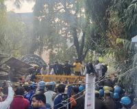 Lucknow: Congress marches towards UP Vidhan Sabha, Ajay Rai protests pointed barricades in security