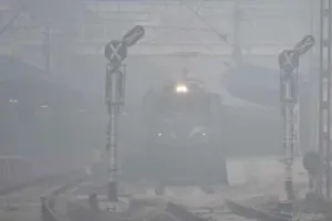 Dense fog disrupts 47 trains in Delhi, weather conditions continue to affect air quality