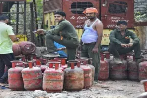 LPG price update: 19-kg gas cylinder gets cheaper by Rs 7 from today