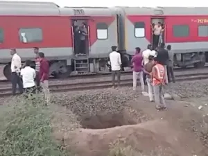 Jalgaon: 12 dead after passengers jumped off from Pushpak Express, run over by Karnataka Express